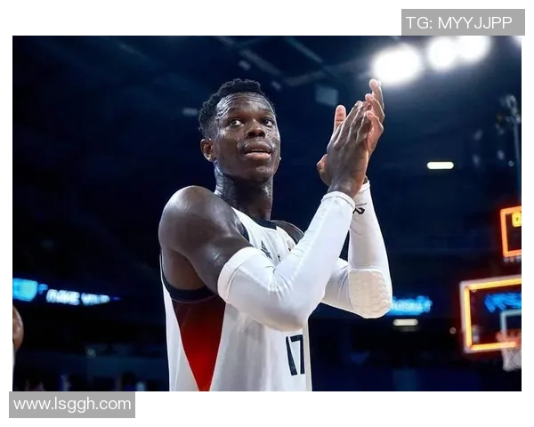 态度还是很积极的!艾顿篮下封盖施罗德被吹犯规 态度还是很积极的!艾顿篮下封盖施罗德被吹犯规