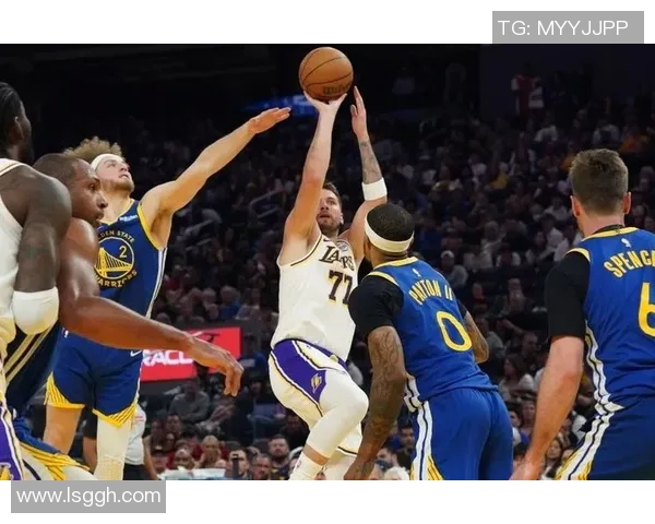 排面!湖人为东契奇庆生詹皇领唱生日歌,海斯范德彪护法077吹灭蜡烛